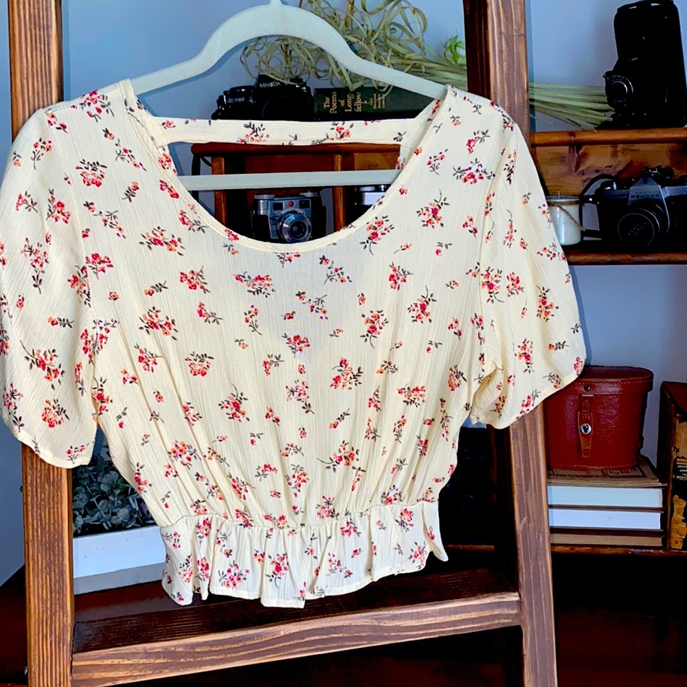 Dainty yellow flowered top